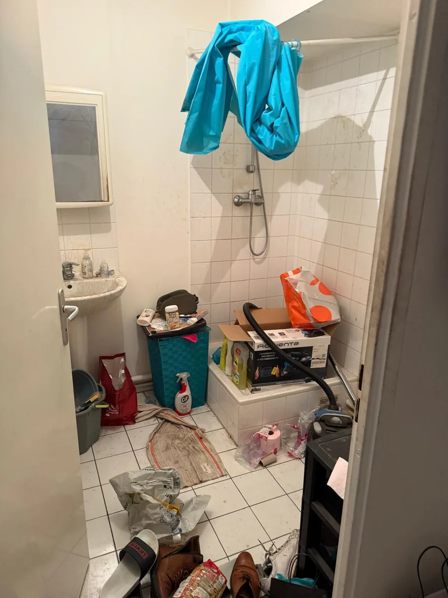 Avant intervention — Nettoyage et désinfection d’une salle de bain insalubre