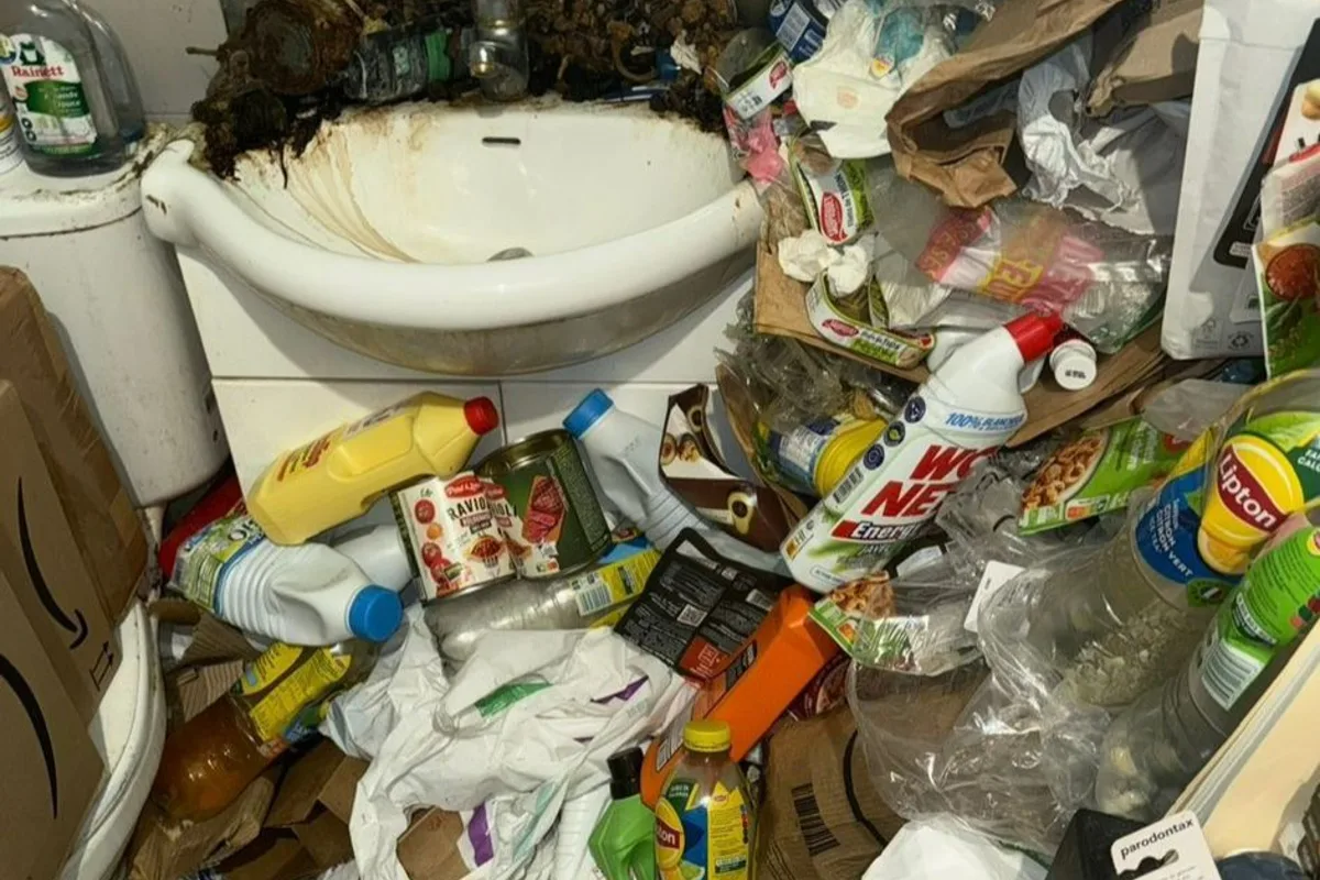 Salle de bain saturée de déchets