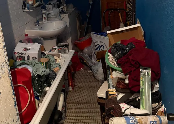 salle de bain débarras de cartons et plastique accumulés