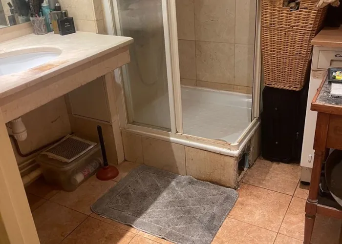 rangement et desinfection de la salle de bain après squat